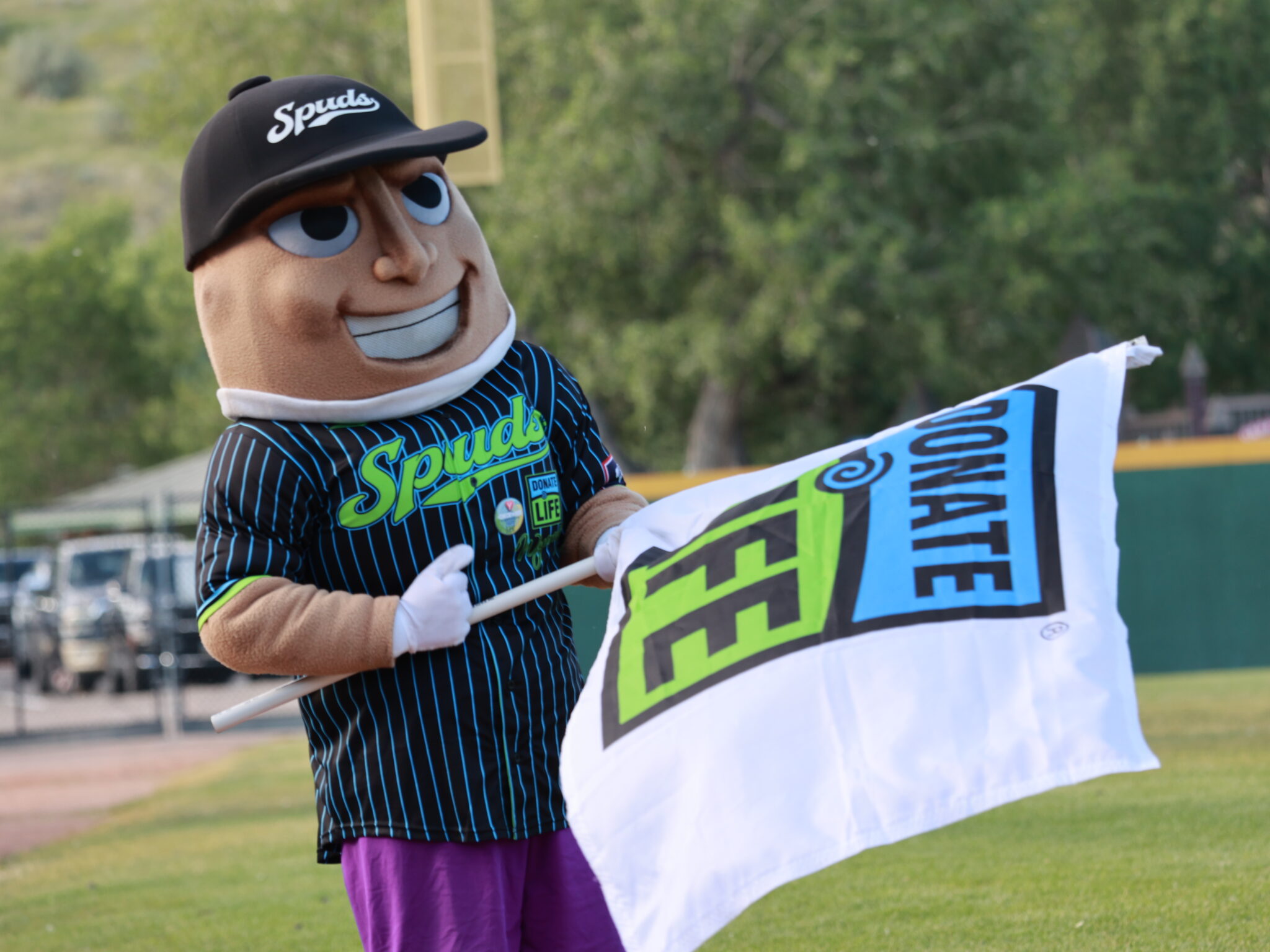 Spudly Holds Donate Life Flag